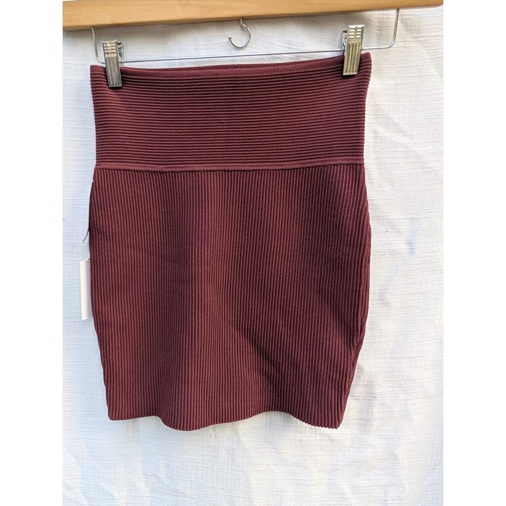 ARITZIA Babaton Women's Sculpt Knit Ribbed Mini Skirt Sz M Sundried Red New
